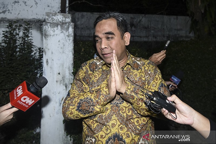 Sekjen Partai Gerindra Ahmad Muzani menjawab pertanyaan wartawan sebelum melakukan pertemuan dengan Sekjen Demokrat, Sekjen PKS, dan Sekjen PAN di Jakarta, Rabu (1/8/2018). ANTARA FOTO/Hafidz Mubarak A/aa.