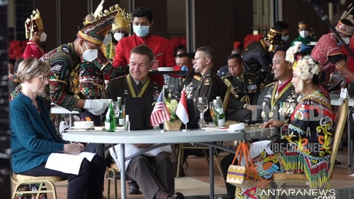 Jenderal Andika Jamu KSAD AS dengan Makanan Tradisional Indonesia