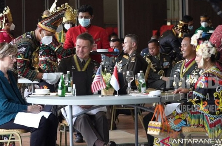 Jenderal Andika Jamu KSAD AS dengan Makanan Tradisional Indonesia