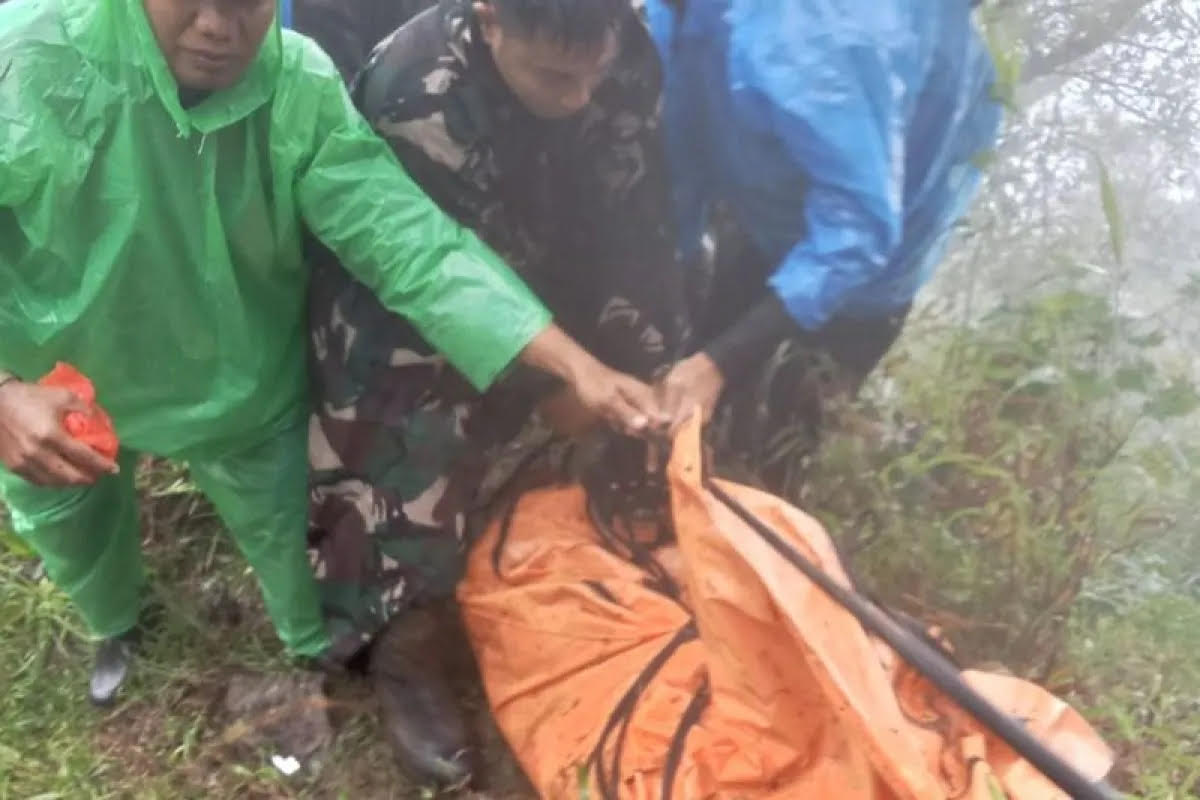 DVI Ambil Sampel DNA Jenazah Laki-laki Pertama Korban Pesawat ATR 42-500