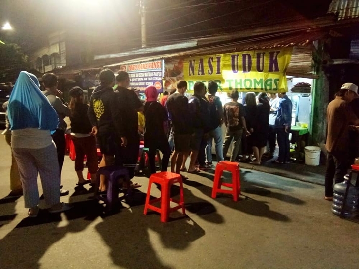 Pembeli mengantre di Nasi Uduk Pasar Thomas. (Foto: instagram.com/medinadrana)