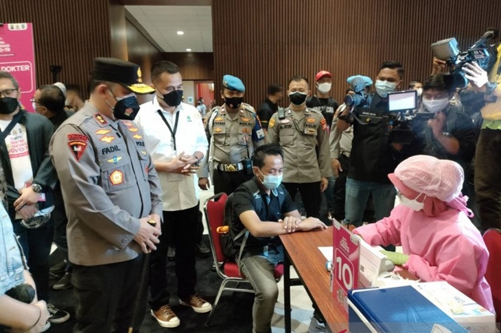 Kapolda Metro Jaya Irjen Fadil Imran meninjau pelaksanaan vaksinasi COVID-19 secara massal di JiExpo Kemayoran, Jakarta Pusat, Minggu (27/6/2021). ANTARA/Mentari Dwi Gayati/trs.
