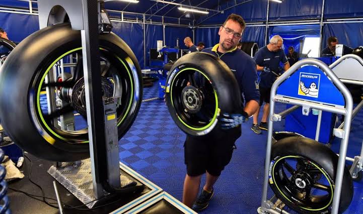 Ban MotoGP tidak memiliki alur seperti ban pada umumnya (Foto/sportku.com)