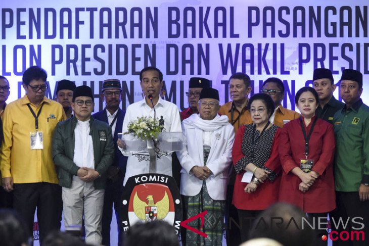 Pasangan calon Presiden dan Wakil Presiden Joko Widodo (ketiga kiri) dan Ma’ruf Amin (tengah) didampingi ketua umum dan sekjen partai pengusung memberikan keterangan pers usai mendaftarkan diri di gedung KPU, Jakarta, Jumat (10/8/2018). Pasangan Joko Widodo-Ma’ruf Amin yang diusung sembilan partai politik secara resmi mendaftar di KPU sebagai bakal calon presiden dan wakil presiden tahun 2019-2024. ANTARA FOTO/Hafidz Mubarak A/foc/18.