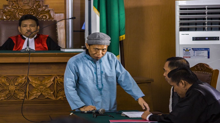 Oman Rochman dengan kuasa hukumnya