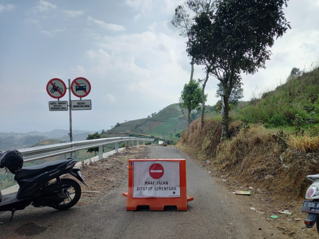 Petugas menutup akses ke sejumlah destinasi wisata di Kabupaten Majalengka. Foto: MP/Mauritz