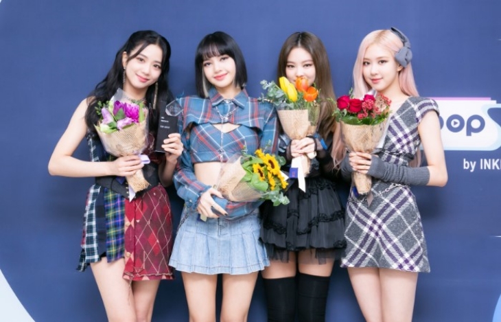 The Album milik BLACKPINK berhasil laku terjual 1,3 juta kopi melampauai penjualan album BoA berjumlah 1,2 juta. (Foto: Twitter/@sbsonriter)