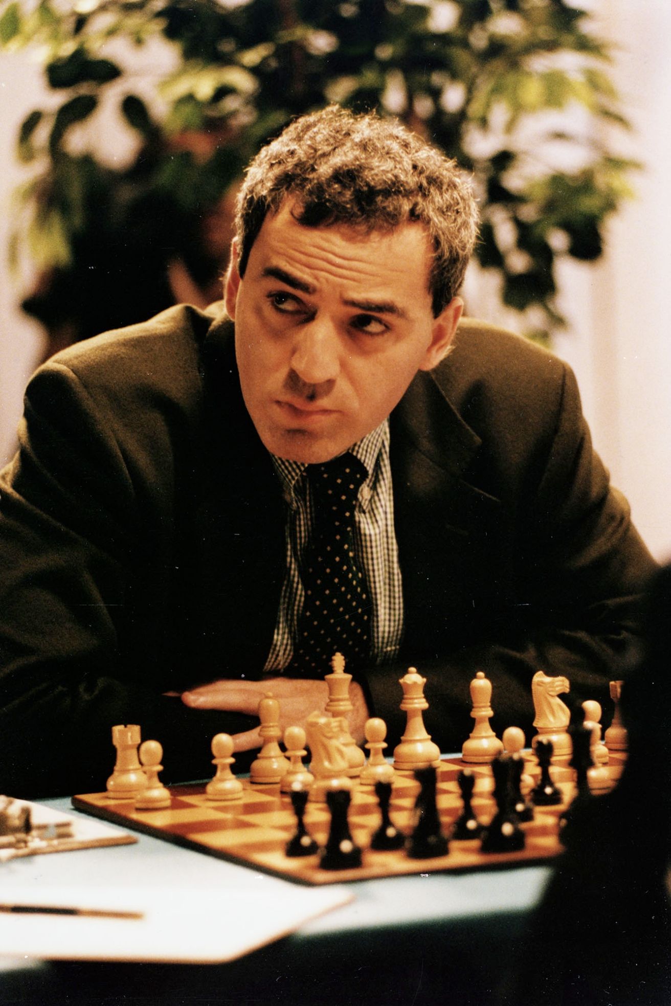 Komputer IBM Deep Blue secara mengejutkan mengalahkan Garry Kasparov, juara dunia catur