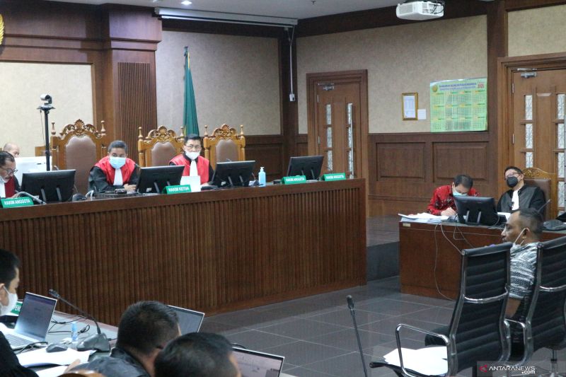 Advokat Maskur Husain menjadi saksi untuk terdakwa mantan Wakil Ketua DPR Azis Syamsuddin di pengadilan Tipikor Jakarta, Senin (20/12). ANTARA/Desca Lidya Natalia