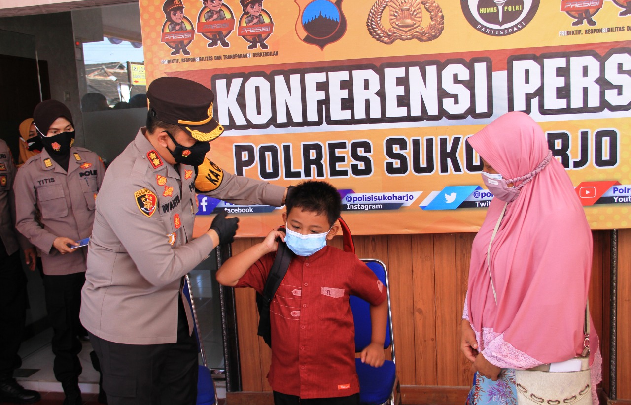 Azhar Al Ghifari Putra Setyawan, bocah yatim piatu karena COVID-19 asal Kabupaten Sukoharjo, Jawa Tengah mendapatkan bantuan dari Polres Sukoharjo, Selasa (27/7). (MP/Ismail)