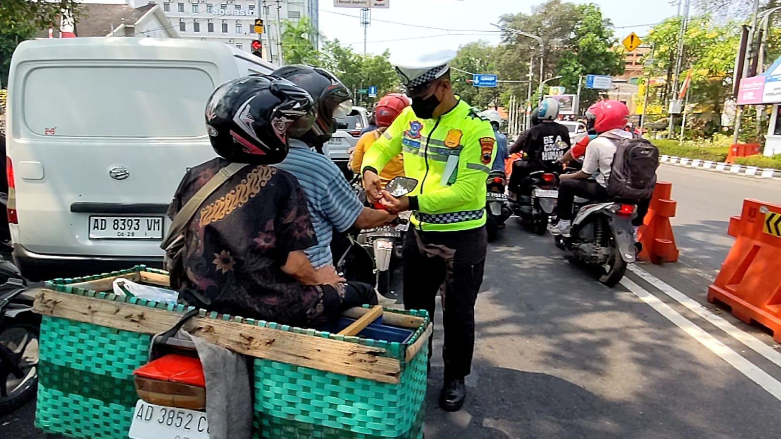 Jelang HUT ke-80 RI, Satlantas Polresta Surakarta Bagikan Bendera Merah Putih Gratis
