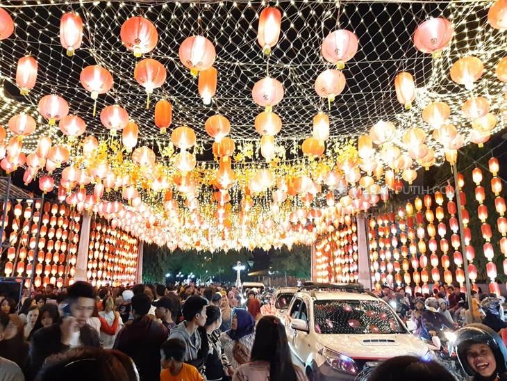 Ribuan lampu lampion menghiasi Jalan Urip Sumoharjo kawasan Pasar Gede, Solo, Jawa Tengah, Rabu (15/1) (MP/Ismail)