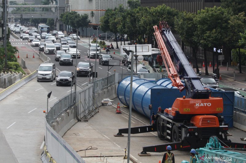 Kendaraan melaju di samping proyek MRT Fase II Bundaran HI - Kota, di Jalan M.H Thamrin, Jakarta, Sabtu (6/3/2021). Jalur angkutan massal MRT Fase II sepanjang 5,8 KM ini, ditargetkan selesai pada Maret 2025. ANTARA FOTO/ Reno Esnir/aww
