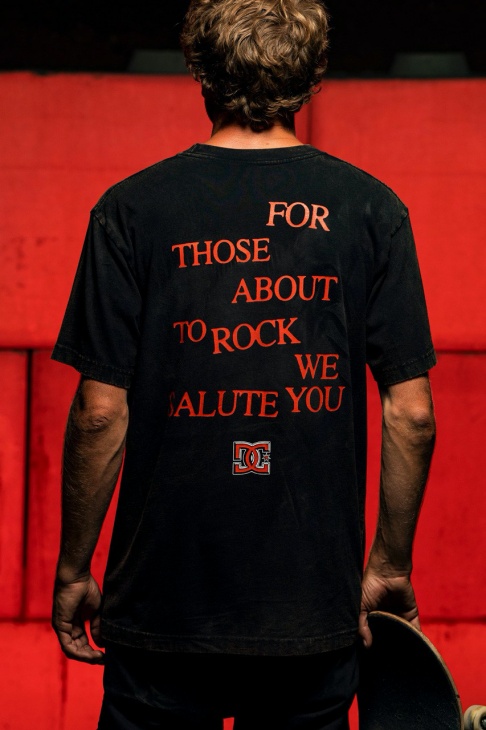 AC/DC x DC t-shirt. (Foto Hypebeast)