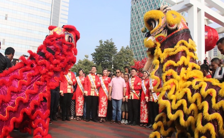 Gubernur DKI Jakarta menyaksikan parade Barongsai