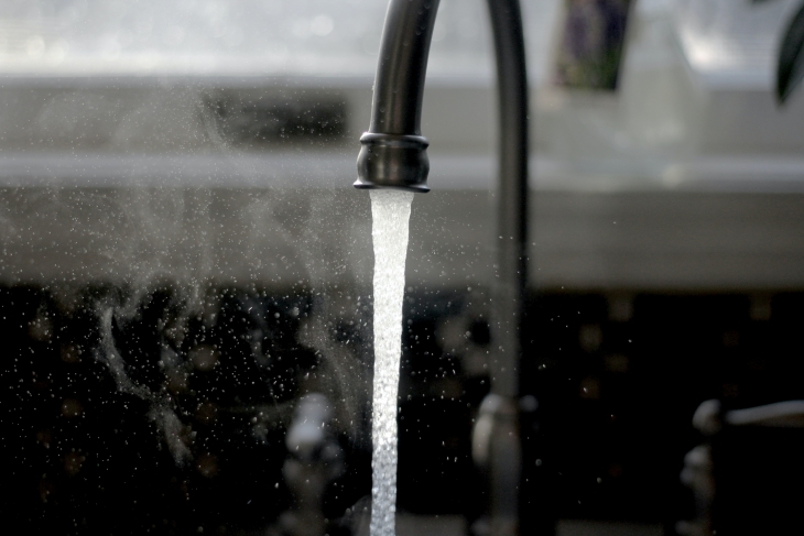 Air hujan diklaim lebih sehat karena kandungan basa yang lebih tinggi dibanding air keran biasa. (Foto: Unsplash/Imani)