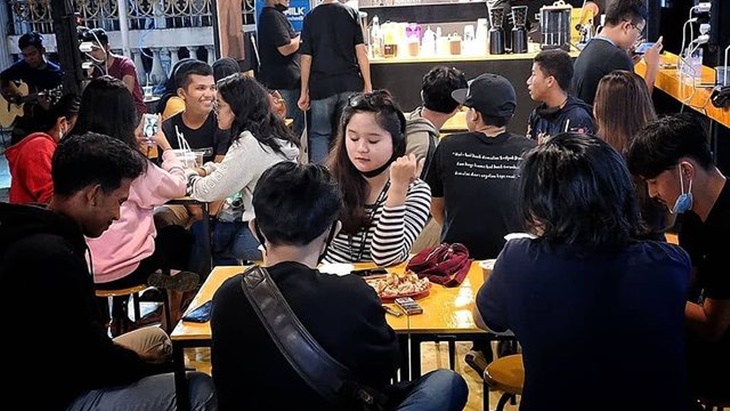 Kelakuan Tongkrongan Pelajar Negeri Aing Ketika Nugas di Kafe