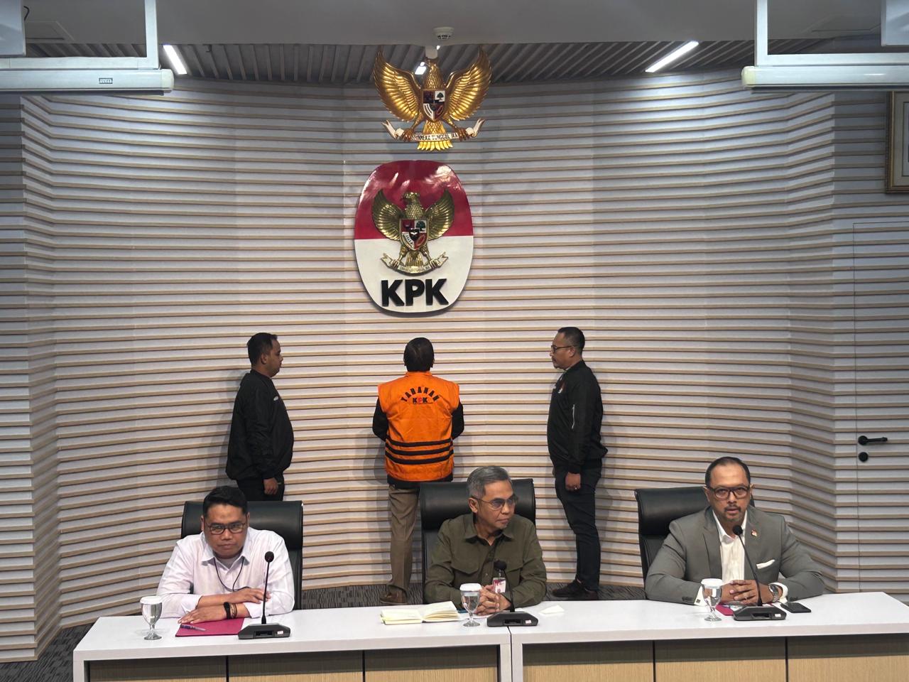 Sekjen PDIP Pakai Rompi Jingga Bertuliskan Tahanan KPK, Yusril: Pemerintah Tidak Dapat Mengintervensi 