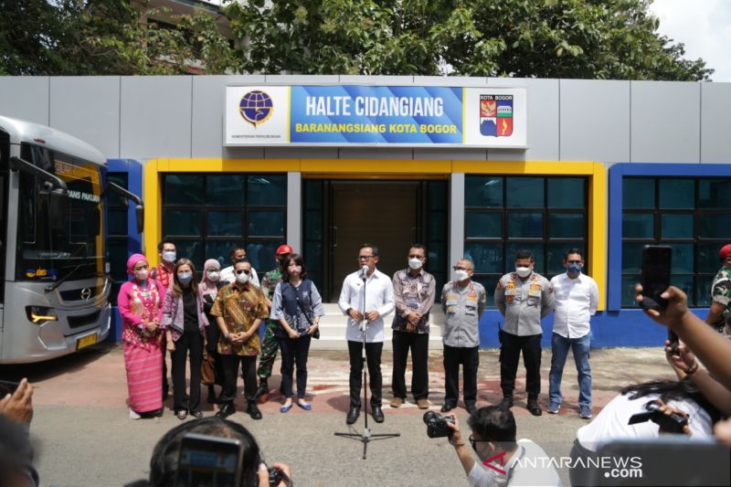 Wali Kota Bogor Bima Arya didampingi Direktur Utama PDJT Lies Permana Lestari saat meresmikan 28 bus Biskita Trans Pakuan di Halte Cidangiang, Rabu (15/12/2021). (ANTARA/HO/Pemkot Bogor)
