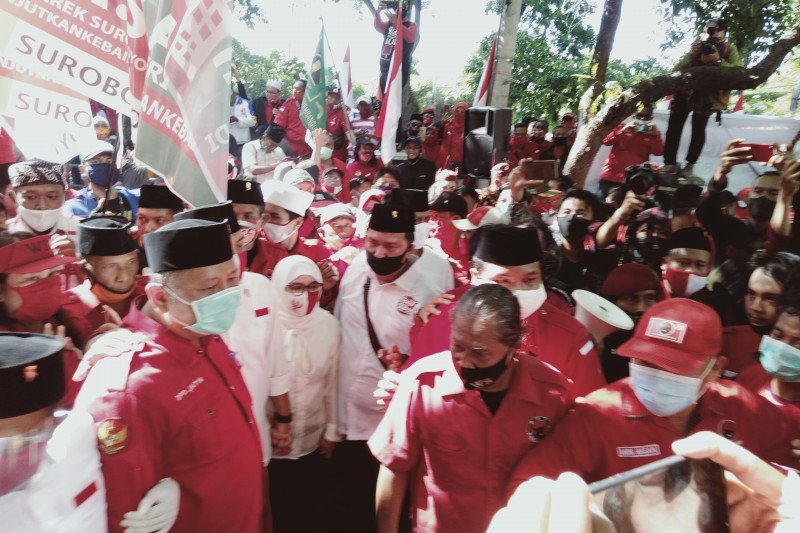 Pasangan bakal Calon Wali Kota dan Wakil Wali Kota Surabaya, Eri Cahyadi dan Armuji diarak ratusan pendukung saat mendaftar di kantor KPU Surabaya Jalan Adityawarman, Kota Surabaya, Jatim, Jumat (4/8/2020). (FOTO ANTARA/Abdul Hakim)