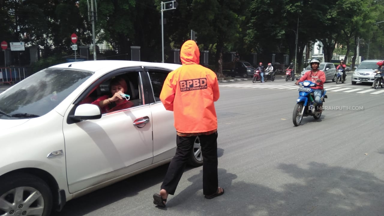 Abu Vulkanik Terjang Kampung Jokowi, BPBD Solo Bagikan 2.000 Masker ke Warga