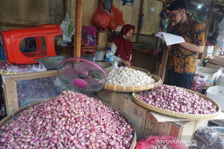 Salah satu pedagang bawang putih di Pasar Legi Solo. ANTARA/Mohammad Ayudha