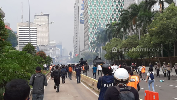 Kerusuhan Pecah di Kawasan Thamrin Usai Massa FPI Pergi, Polisi Suruh 'Adik-Adik' Pulang