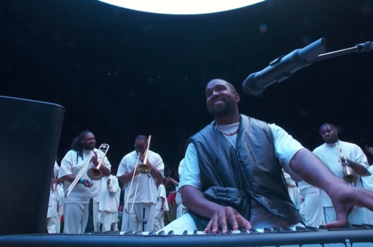 Kanye West, Clipse, dan Kenny G Berkolaborasi di Sunday Service