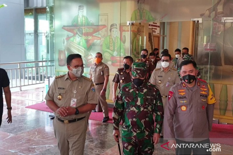 Gubernur DKI Jakarta Anies Baswedan, Pangdam Jaya Mayjen TNI Dudung Abdurrachman dan Kapolda Metro Jaya Irjen Pol Fadil Imran di Gedung Balai Kota DKI Jakarta, Senin (17/5). ANTARA/Mentari Dwi Gayati