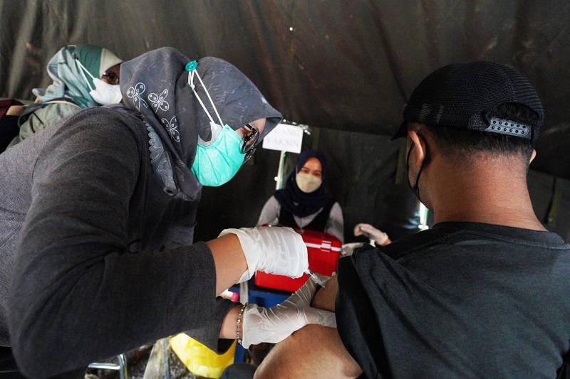 Vaksinasi COVID-19 Untuk Lansia di Jabar Terkendala Akses