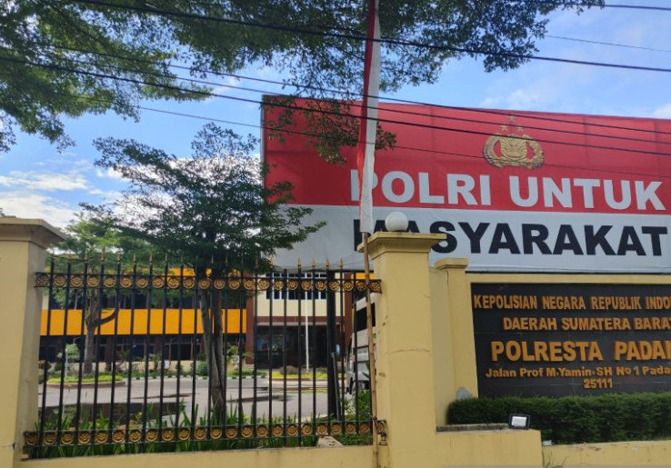 Didampingi Orangtuanya, Pelajar 17 Tahun Perakit Bom MAN 3 Diperiksa di Polres Padang