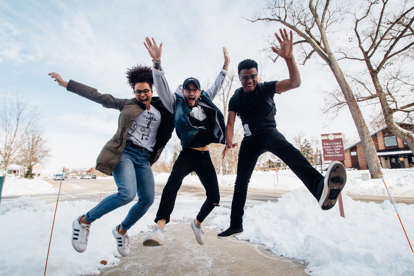 Kelilingi dirimu dengan mereka yang memberikan aura positif. (Foto: Unsplash/Zachary Nelson)
