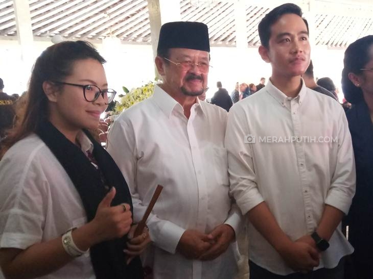 Achmad Purnomo (tengah) bersama Gibran Rakabuming Raka sAdik PB XIII GKR Galuh Kencana di Keraton Surakarta. (Foto: MP/Ismail)