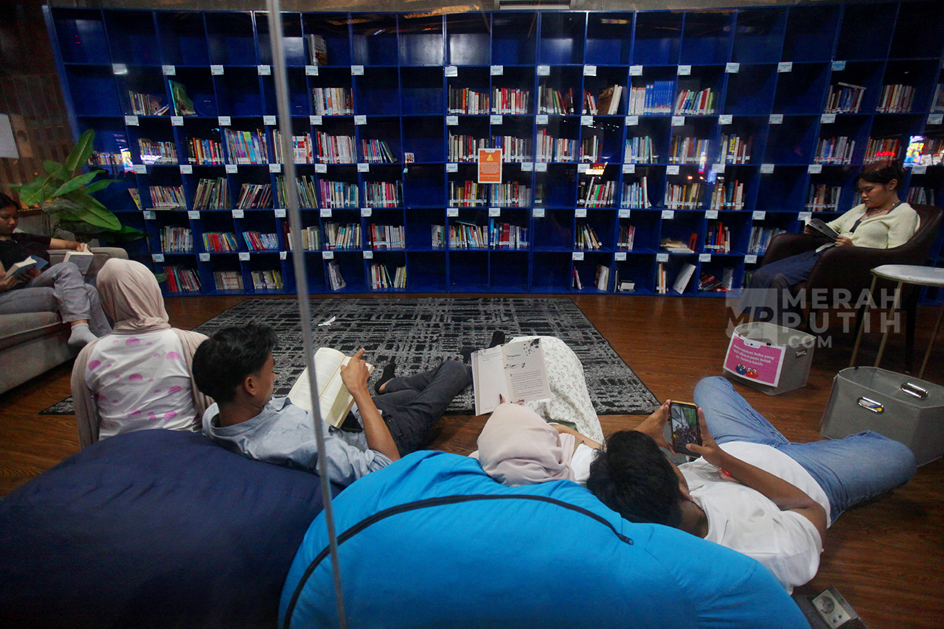 Menilik Anak Muda Manfaatkan Perpustakaan Taman Literasi Blok-M Jakarta yang Beroperasi hingga Malam Hari
