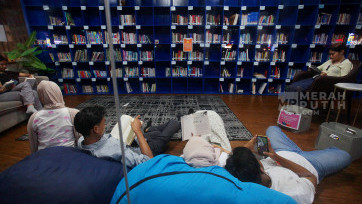 Menilik Anak Muda Manfaatkan Perpustakaan Taman Literasi Blok-M Jakarta yang Beroperasi hingga Malam Hari