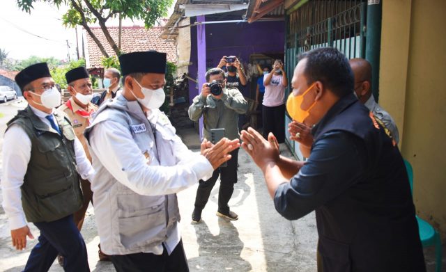 Wakil Gubernur Jawa Barat Uu Ruzhanul Ulum saat bertemu orang tua RM siswa SMAN 7 Kota Bogor yang tewas akibat dianiaya, Kamis (14/10/2021). (Foto: Biro Adpim Jabar)