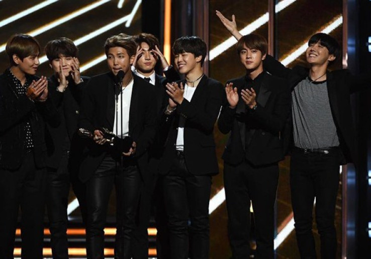 Ketampanan BTS di BBMA 2017 Undang Reaksi Netizen Dunia
