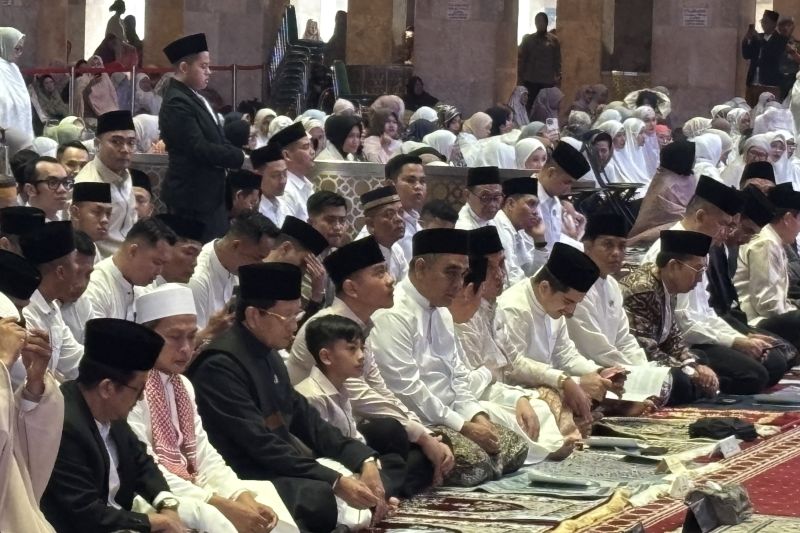 Wapres Gibran bersama Putranya Jan Ethes dan Sejumlah Menteri Salat Id di Masjid Istiqlal yang Usung Tema ‘Kemenangan Idul Fitri Menyemai Kebaikan, Meraih Keberkahan’