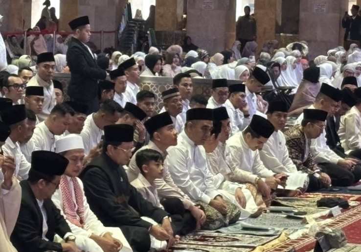 Wapres Gibran bersama Putranya Jan Ethes dan Sejumlah Menteri Salat Id di Masjid Istiqlal yang Usung Tema ‘Kemenangan Idul Fitri Menyemai Kebaikan, Meraih Keberkahan’
