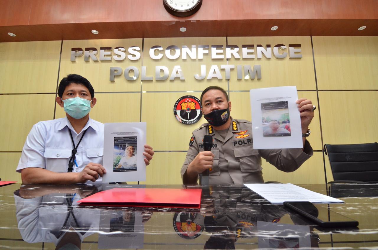 Kabid Humas Polda Jatim Kombes Pol. Trunoyudo Wisnu Andhiko dan Kasubdit Cybercrime AKBP Catur Cahyo Wibowo saat memberikan keterangan kepada awak media