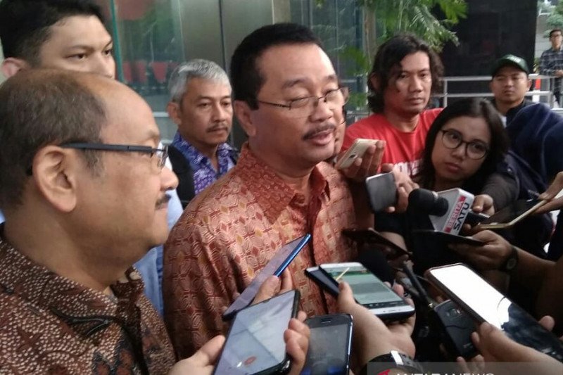 Managing Director PT Pertamina Energy Services (PES) periode 2009-2013 Bambang Irianto (kanan), tersangka kasus suap terkait perdagangan minyak mentah dan produk kilang di PT PES. (Antara/Benardy Ferdiansyah)