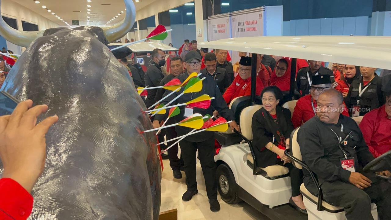 Saat Megawati Saksikan Patung ‘Banteng Tegar Walau Dipanah’ di Arena Rakernas V PDIP 