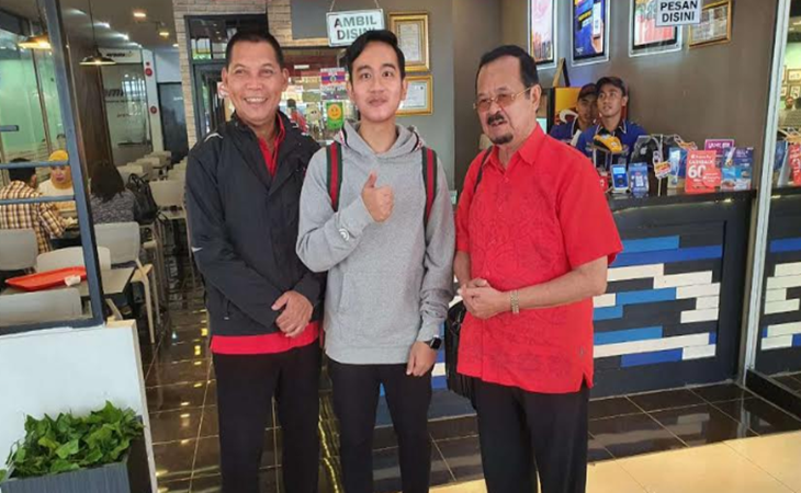 Gibran Rakabuming Raka bersama pasangan Achmad Purnomo-Teguh Prakosa