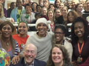 Manisnya, Obama Jadi Sinterklas untuk Anak-Anak