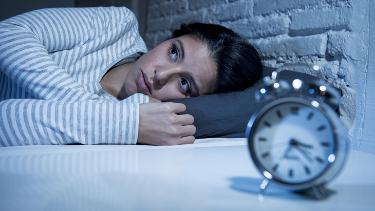 Ini Perbedaan Insomnia dengan Hipersomnia