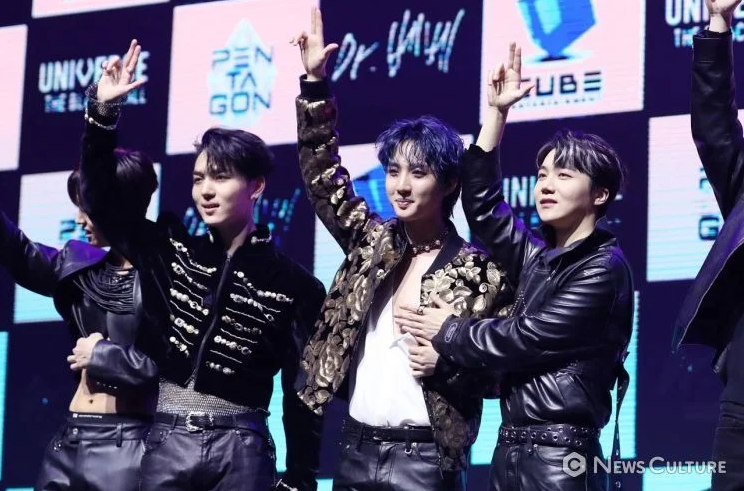 Jinho datang memberi solusi (Foto: Koreaboo)
