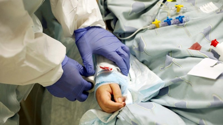 Seorang perawat menyediakan perawatan medis untuk seorang pasien di bangsal penyakit virus korona (COVID-19) di tengah kenaikan jumlah kasus baru yang memaksa Israel untuk melakukan 'lockdown' nasional kedua, di Tel Aviv Sourasky Medical Center (Ichilov), Tel Aviv, Israel, Senin (21/9/2020). Foto diambil tanggal 21 September 2020. ANTARA FOTO/REUTERS/Ronen Zvulun/aww/cfo (REUTERS/RONEN ZVULUN)