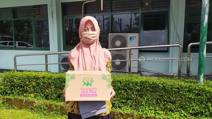 Guru honorer di Yogyakarta mendapat bantuan sembako. (Foto: MP/Teresa Ika)