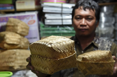 Demi Ikuti Instruksi Anies, PD Pasar Jaya Borong Besek Bambu dari Tulungagung