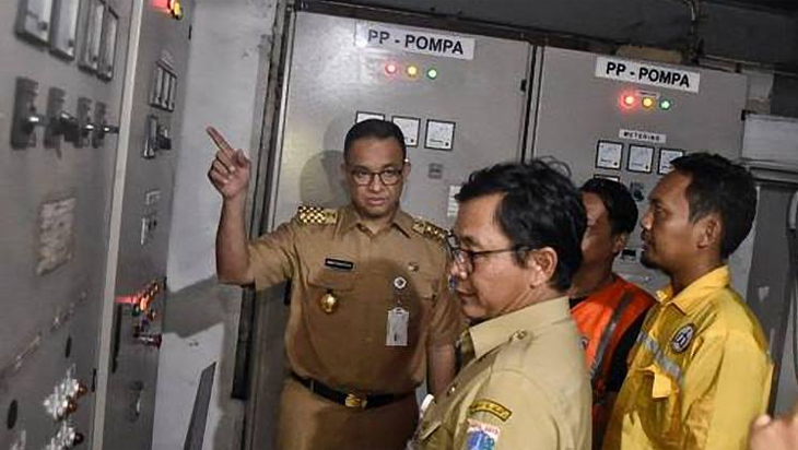 Anies Sebut Tanggul Jatipadang yang Jebol Tumpukan Karung Pasir